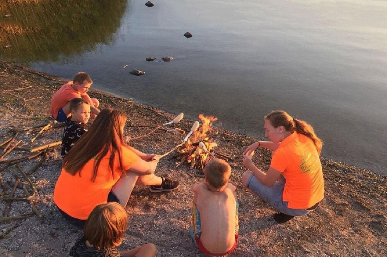 Chalet Op Camping Lauwersoog Met 3 Slaapkamers En Vaatwasser - Joycasa Bagian luar foto